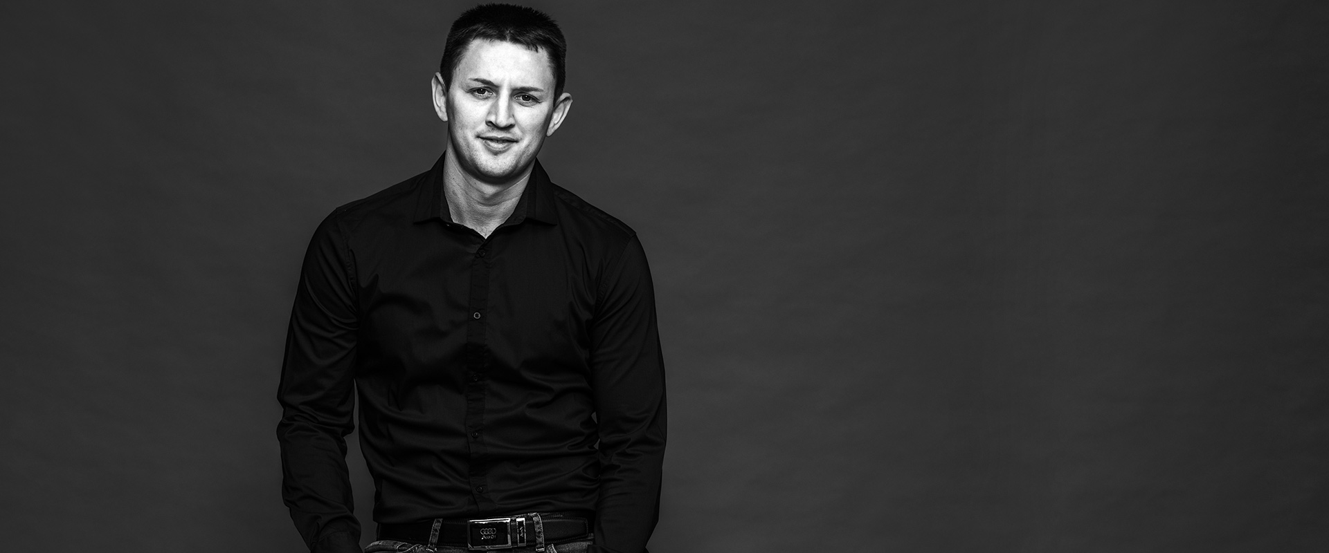 Porträt eines Mitarbeitenden der Abteilung Werkzeugbau und Instandhaltung bei der hankensbütteler kunststoffverarbeitung – Spezialisten für Werkzeugpflege und Reparatur im Kunststoffspritzguss