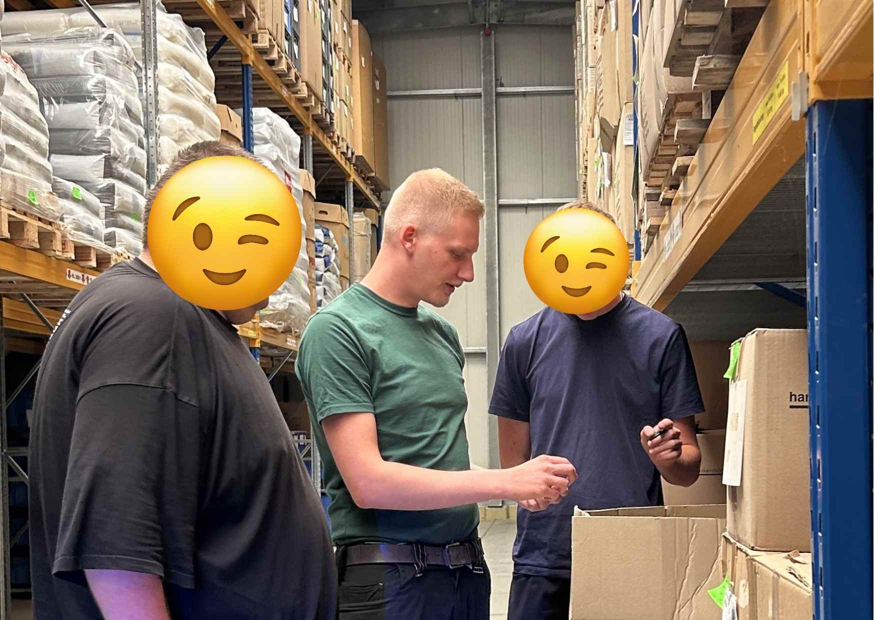 Ausbilder erklärt zwei Schülerpraktikanten die Warenbegleitscheine im Lager der hankensbütteler kunststoffverarbeitung.