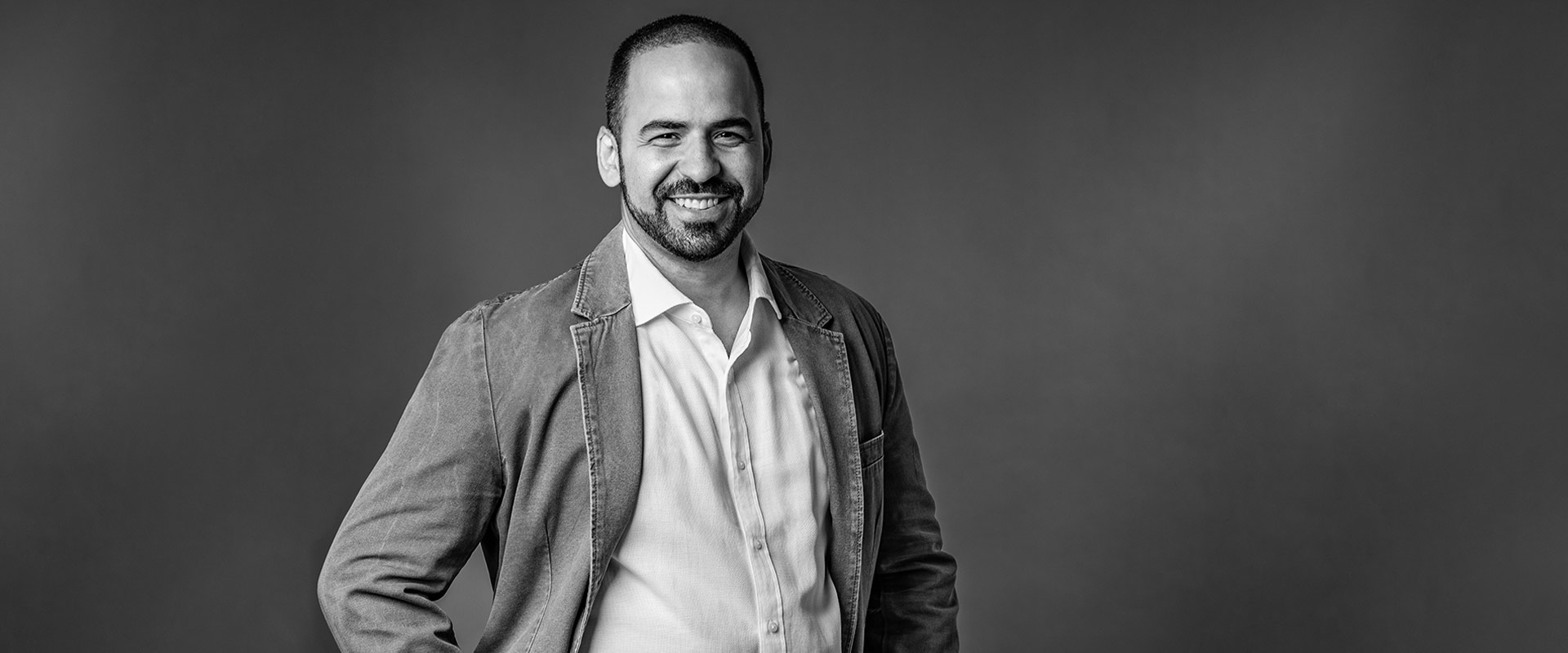 Porträt eines Mitarbeitenden der Abteilung Fertigung und Montage bei der hankensbütteler kunststoffverarbeitung – spezialisiert auf Kunststoffspritzguss und Weiterverarbeitung technischer Kunststoffbauteile